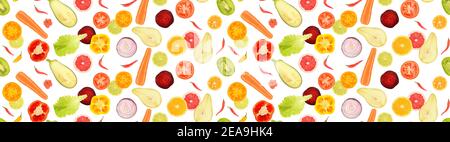Texture senza cuciture. Modello di frutta fresca tagliata e verdure. Limoni, arance, carote, pere, barbabietole, kiwi, insalata, pepe isolato su sfondo bianco Foto Stock