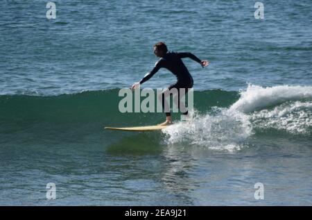 Vista laterale Cornish Surfer Foto Stock