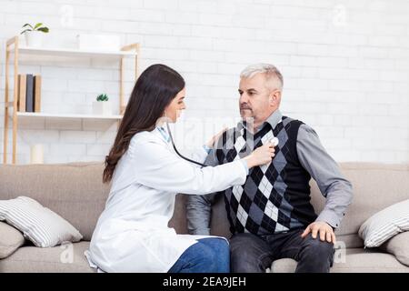 Protezione della salute del paziente anziano e del gruppo di rischio, raffreddori e malattie cardiache Foto Stock