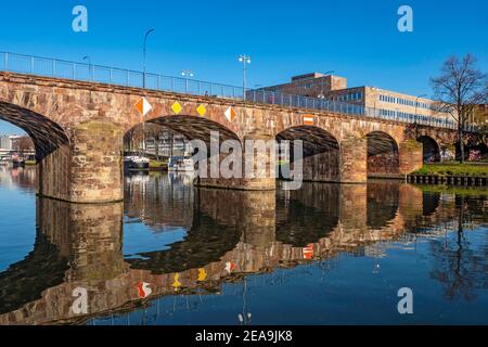 Il vecchio ponte al di sopra della Saar, Saarbrücken Saarland, Germania Foto Stock