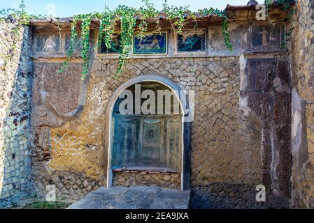 Lararium, altare o santuario di una casa nelle rovine dell'antico sito archeologico di Ercolano Foto Stock