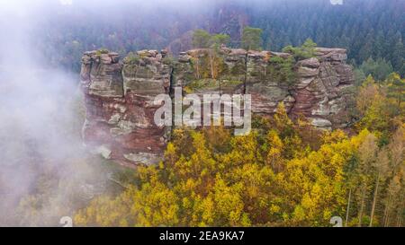 Altfels nella valle di Pinschbach vicino a Kastel-Staadt, Valle di Saar, Renania-Palatinato, Germania Foto Stock