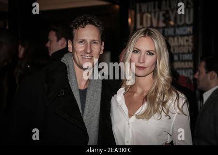 Brendan Cole, Zoe Hobbs in posa per le foto sul tappeto rosso prima di partecipare alla prima Body Guard a Londra. Data foto: Mercoledì 16 ottobre 201 Foto Stock