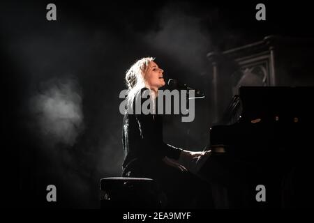 Agnes Obel vive sul palco della Union Chapel di Londra Foto Stock