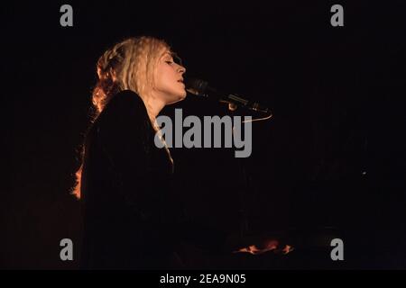 Agnes Obel vive sul palco della Union Chapel di Londra Foto Stock