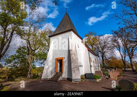 Weinfelder Kirchlein su Weinfelder Maar (Totenmmar) vicino Daun, Vulkaneifel, Eifel, Renania-Palatinato, Germania Foto Stock
