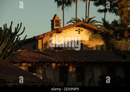 Vista al tramonto della storica Chiesa Missionaria dell'epoca coloniale spagnola a San Juan Capistrano, California, USA. Foto Stock