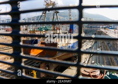 Vecchia nave industriale navale nel porto/hangar per l'ispezione dietro le barre di acciaio, Sudafrica, Città del Capo Foto Stock