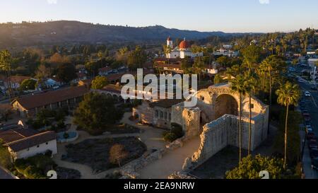 Tramonto vista aerea della missione dell'epoca coloniale spagnola e della città circostante del centro di San Juan Capistrano, California, USA. Foto Stock