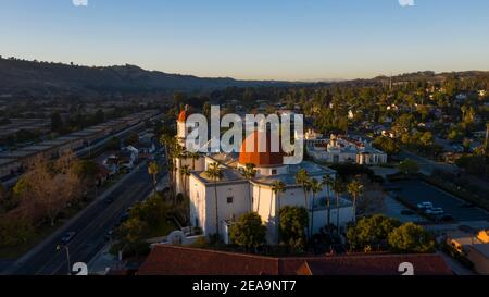 Tramonto vista aerea della missione dell'epoca coloniale spagnola e della città circostante del centro di San Juan Capistrano, California, USA. Foto Stock