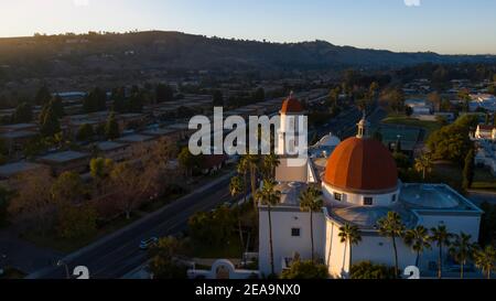 Tramonto vista aerea della missione dell'epoca coloniale spagnola e della città circostante del centro di San Juan Capistrano, California, USA. Foto Stock