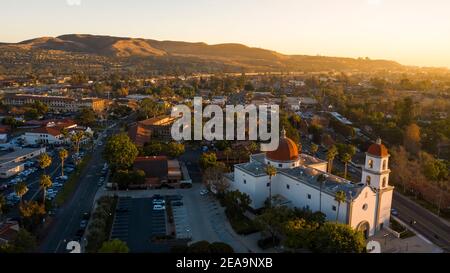 Tramonto vista aerea della missione dell'epoca coloniale spagnola e della città circostante del centro di San Juan Capistrano, California, USA. Foto Stock