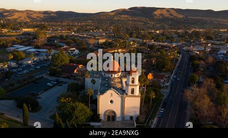 Tramonto vista aerea della missione dell'epoca coloniale spagnola e della città circostante del centro di San Juan Capistrano, California, USA. Foto Stock