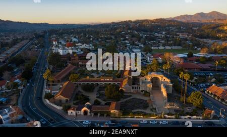 Tramonto vista aerea della missione dell'epoca coloniale spagnola e della città circostante del centro di San Juan Capistrano, California, USA. Foto Stock