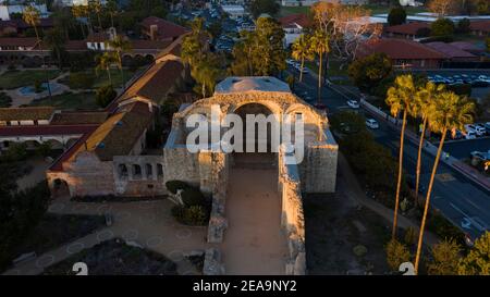 Tramonto vista aerea della missione dell'epoca coloniale spagnola e della città circostante del centro di San Juan Capistrano, California, USA. Foto Stock