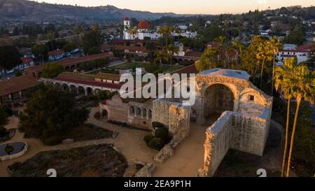 Tramonto vista aerea della missione dell'epoca coloniale spagnola e della città circostante del centro di San Juan Capistrano, California, USA. Foto Stock