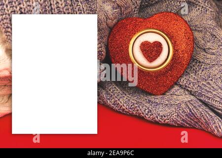 Buon San Valentino mockup A5 composizione, sfondo rosso e accogliente maglioni foto Foto Stock
