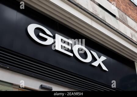 Logo Negozio segno Brand Front Retail Shoe Shop Geox, 530 Oxford Street, Londra W1C 1LP Foto Stock