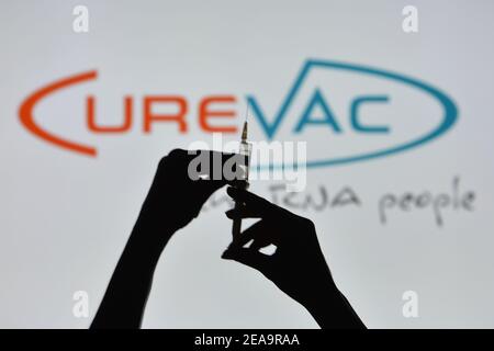 Irlanda. 7 Feb 2021. In questa figura è illustrata una sagoma di mani che tengono una siringa medica davanti al logo CureVac visualizzato su uno schermo. Credit: Cezary Kowalski/SOPA Images/ZUMA Wire/Alamy Live News Foto Stock