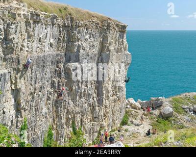 Gli scalatori che salgono una vecchia cava di pietra di Portland a Winspit Quarry, Worth Matravers, vicino Swanage, Dorset, Regno Unito, agosto 2020. Foto Stock