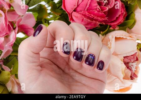 Mano di una donna adulta con unghie dipinte, manicure, smalto per unghie. Foto studio Foto Stock