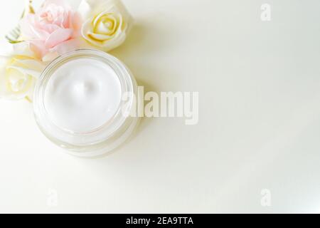 cosmetici, panna da latte vasetto con grano isolato su sfondo bianco con spazio per la copia. Senza etichetta. Vista dall'alto. Concetto di cura, bagno, spa Foto Stock