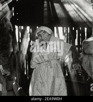 Una donna anziana di 100 anni nella sua luce in cucina si irra attraverso il fumo nella valle del quibor, stato di lara, venezuela Foto Stock