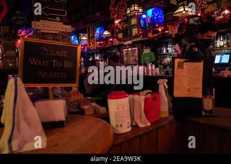 Philadelphia, Stati Uniti. 7 Feb 2021. I clienti parlano al bar durante lo spettacolo di mezza ora Super Bowl LV presso la Old Ale House di McGillin a Philadelphia, USA. Credit: Chase Sutton/Alamy Live News Foto Stock