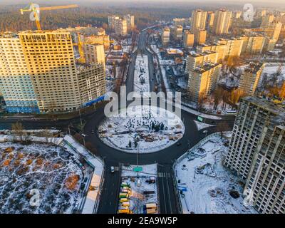 Foto aerea dei quartieri di Kiev in inverno. Case immobiliari e cerchio di strada Foto Stock