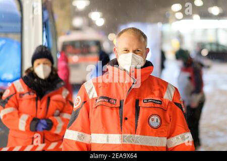 Hannover, Germania. 8 febbraio 2021. Michael Jakobson, organizzatore dell'autobus freddo Johannitre, insieme a volontari, distribuisce cibi caldi e bevande ai senzatetto e ai bisognosi. Credit: OLE Spata/dpa/Alamy Live News Foto Stock