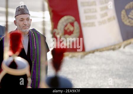 Il presidente afgano Hamid Karzai arriva all'aeroporto di Orly, vicino a Parigi, Francia, il 2 ottobre 2005. Karzai è in visita ufficiale di quattro giorni in Francia, dove terrà colloqui con il presidente Jacques Chirac e cercherà di continuare a sostenere la ricostruzione dell'Afghanistan martoriato dalla guerra, hanno detto i funzionari. Foto di Mousse/ABACAPRESS.COM. Foto Stock