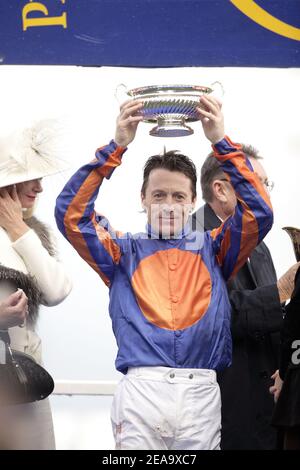 Hurricane Run guidato da Kieren Fallon, ha vinto l'84° Prix de l'Arc de Triomphe al circuito di Longchamp a Parigi, in Francia, il 2 ottobre 2005. Foto di Orban-Zabulon/ABACAPRESS.COM. Foto Stock