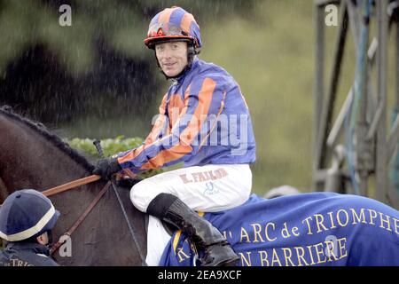 Hurricane Run guidato da Kieren Fallon, ha vinto l'84° Prix de l'Arc de Triomphe al circuito di Longchamp a Parigi, in Francia, il 2 ottobre 2005. Foto di Orban-Zabulon/ABACAPRESS.COM Foto Stock