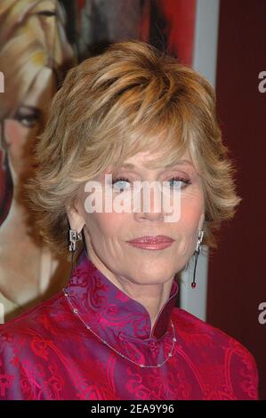 L'attrice statunitense Jane fonda, sposata con il defunto regista francese Roger Vadim, si pone al suo arrivo alla prima di 'Vadim, un Milliardaire du Bonheur', un documentario di Eddy Vicken sulla vita di Vadim, al cinema Publicis sugli Champs-Elyses di Parigi, Francia, il 4 ottobre 2005. Foto di Denis Guignebourg/ABACAPRESS.COM Foto Stock