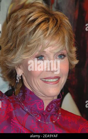 L'attrice statunitense Jane fonda, sposata con il defunto regista francese Roger Vadim, si pone al suo arrivo alla prima di 'Vadim, un Milliardaire du Bonheur', un documentario di Eddy Vicken sulla vita di Vadim, al cinema Publicis sugli Champs-Elyses di Parigi, Francia, il 4 ottobre 2005. Foto di Denis Guignebourg/ABACAPRESS.COM Foto Stock