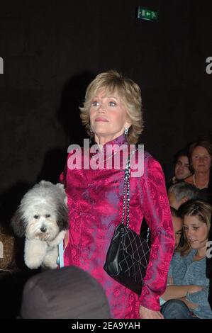 L'attrice statunitense Jane fonda, sposata con il defunto regista francese Roger Vadim, si pone al suo arrivo alla prima di 'Vadim, un Milliardaire du Bonheur', un documentario di Eddy Vicken sulla vita di Vadim, al cinema Publicis sugli Champs-Elyses di Parigi, Francia, il 4 ottobre 2005. Foto di Denis Guignebourg/ABACAPRESS.COM Foto Stock