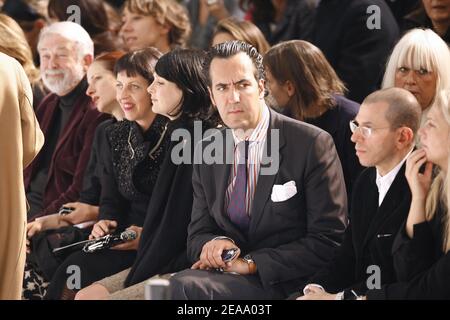 L'infante Elena del marito spagnolo Jaime de Marichalar partecipa alla sfilata di moda Givenchy Ready-to-Wear Primavera-Estate 2006 a Parigi, Francia, il 5 ottobre 2005. Foto di Nebinger-Orban-Zabulon/ABACAPRESS.COM Foto Stock