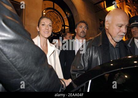 La cantante canadese Celine Dion, suo marito Rene e il loro bambino lasciano l'Hotel George V a Parigi, Francia, il 5 ottobre 2005, per visitare il museo delle cere di Grevin. Foto di Mousse/Gorassini/ABACAPRESS.COM Foto Stock