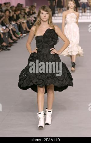Un modello espone una creazione dello stilista tedesco Karl Lagerfeld per la casa di moda francese Chanel al Grand Palais di Parigi, Francia, il 7 ottobre 2005. Foto di JAVA/ABACAPRESS.COM. Foto Stock