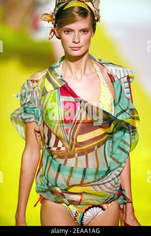 La modella tedesca Julia Stegner espone una creazione durante la presentazione della collezione Primavera-Estate 2006 della stilista francese Christian Lacroix Ready-to-Wear presso l'ecole nationale superiore des Beaux Arts di Parigi, Francia, il 7 ottobre 2005. Foto di Orban-Zabulon/ABACAPRESS.COM. Foto Stock