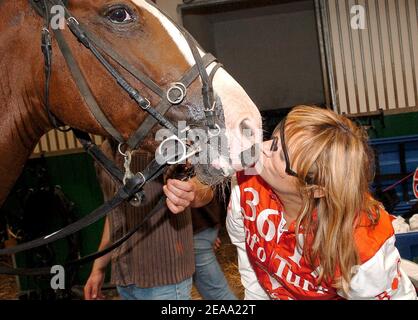 Christine Bravo, presentatrice della TV francese, partecipa alla gara di cavalli da trotto durante il 12° festival di Epona a Cabourg, in Francia, l'8 ottobre 2005. Foto di Bruno Klein/ABACAPRESS.COM. Foto Stock