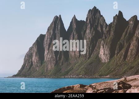 Diavoli mascella montagna in Norvegia paesaggio Oshornan picchi isole Senja vista panoramica destinazioni di viaggio luoghi di interesse scandinavo Foto Stock