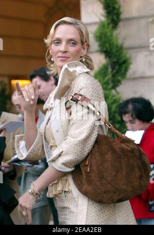L'attrice STATUNITENSE Uma Thurman lascia l'hotel Ritz per partecipare alla sfilata di moda Louis Vuitton Ready-to-Wear Primavera-Estate 2006 tenutasi a "le Petit Palais" a Parigi, Francia, il 9 ottobre 2005. Foto di Mehdi Taamallah/ABACAPRESS.COM. Foto Stock