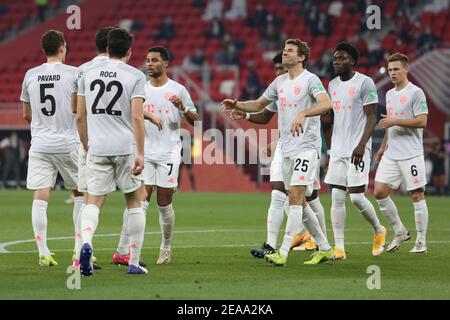 DOHA, QATAR - 08 FEBBRAIO: Robert Lewandowski del FC Bayern Muenchen celebra il suo obiettivo con i suoi compagni di squadra durante la semifinale tra al Ahly SC e FC Bayern Muenchen all'Ahmad Bin Ali Stadium l'8 febbraio 2021 a Doha, Qatar. (Foto di Colin McPhedran/MB Media) Foto Stock