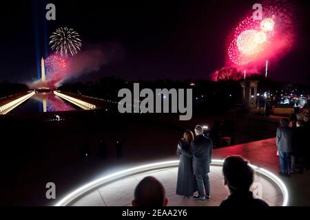 Il Vice Presidente Kamala Harris e il Sig. Doug Emhoff, ascoltano come cantante Katy Perry si esibisce durante uno spettacolo di fuochi d'artificio per il Celebrate America speciale in celebrazione della 5nona inaugurazione presidenziale Mercoledì, 20 gennaio 2021, al Lincoln Memorial a Washington, D.C. (Official White House Photo by Lawrence Jackson) Foto Stock