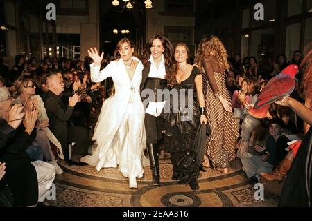 La stilista francese Nathalie garcon (C) appare sulla passerella con l'attrice Mathilde Seigner (L) e un modello durante la presentazione della sua collezione di moda Primavera-Estate 2006 tenuta alla Galerie Vivienne di Parigi, Francia, il 10 ottobre 2005. Foto di Nebinger-Orban-Zabulon/ABACAPRESS.COM Foto Stock