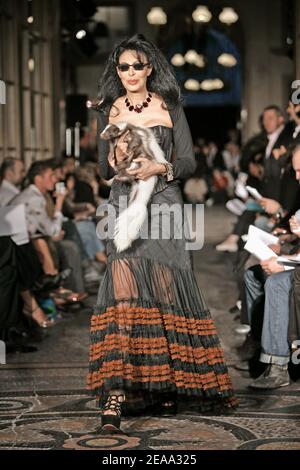 La regista algerina Yamina Benguigui presenta una creazione della designer francese Nathalie Garcon durante la presentazione della sua collezione di moda pronta all'uso Primavera-Estate 2006, tenuta alla Galerie Vivienne di Parigi, Francia, il 10 ottobre 2005. Foto di Nebinger-Orban-Zabulon/ABACAPRESS.COM Foto Stock