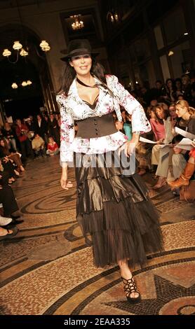 La regista algerina Yamina Benguigui presenta una creazione della designer francese Nathalie Garcon durante la presentazione della sua collezione di moda pronta all'uso Primavera-Estate 2006, tenuta alla Galerie Vivienne di Parigi, Francia, il 10 ottobre 2005. Foto di Nebinger-Orban-Zabulon/ABACAPRESS.COM Foto Stock