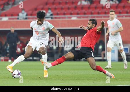 DOHA, QATAR - 08 FEBBRAIO: Kahraba di al Ahly SC e Kingsley Coman del FC Bayern Muenchen durante la semifinale tra al Ahly SC e FC Bayern Muenchen allo stadio Ahmad Bin Ali l'8 febbraio 2021 a Doha, Qatar. (Foto di Colin McPhedran/MB Media) Foto Stock