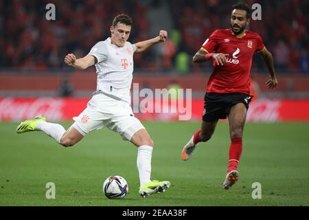 DOHA, QATAR - FEBBRAIO 08: Kahraba di al Ahly SX si chiude sul Benjamin Pavard del FC Bayern Muenchen mentre attraversa la palla nella scatola durante la semifinale partita tra al Ahly SC e FC Bayern Muenchen allo stadio Ahmad Bin Ali l'8 febbraio 2021 a Doha, Qatar. (Foto di Colin McPhedran/MB Media) Foto Stock